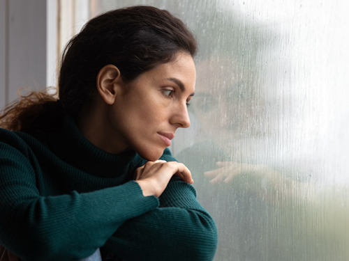 Stressed young hispanic woman suffering from negative thoughts. Psychotherapie Taruna Reupsch Hoffnungslosigkeit